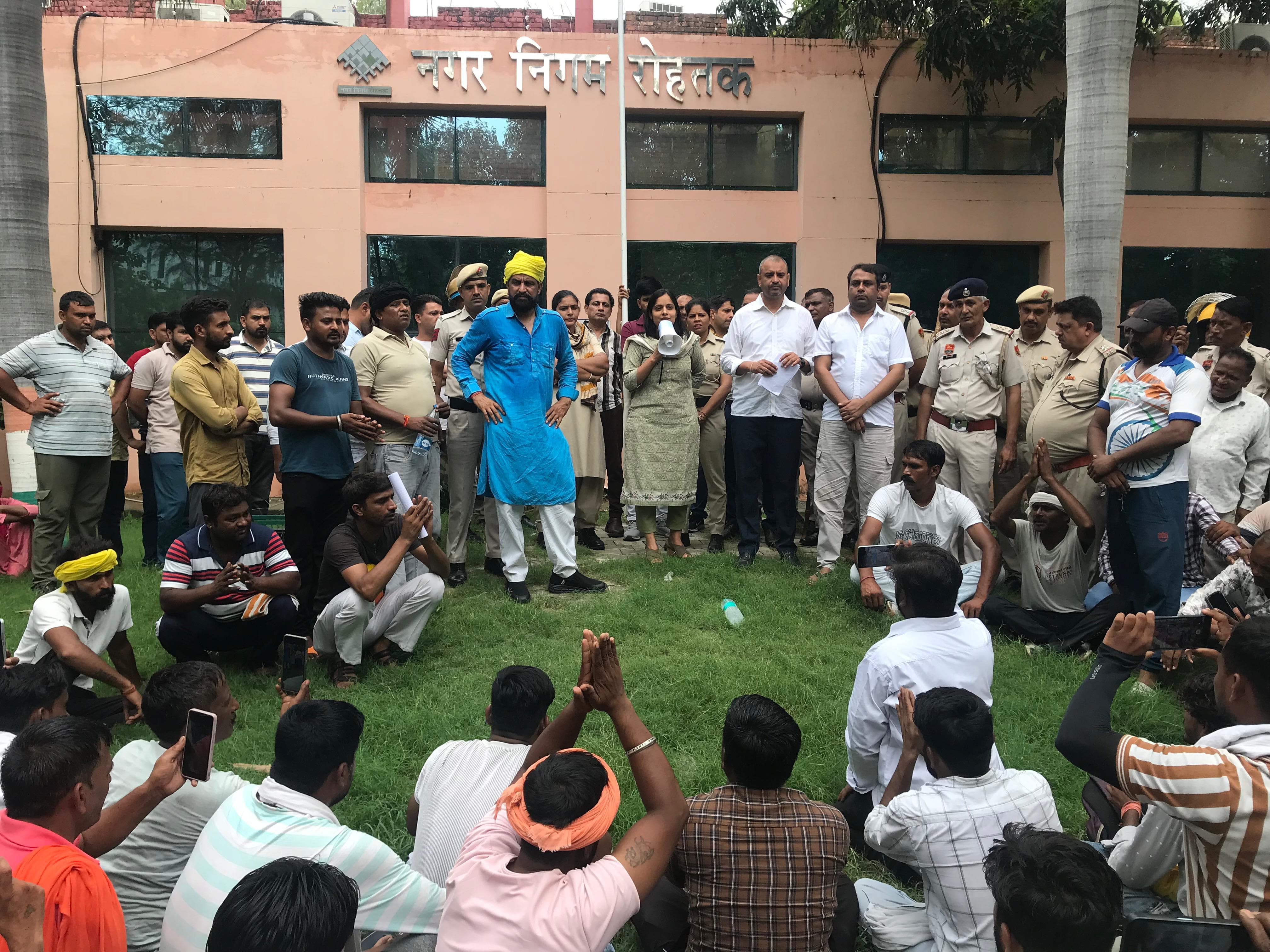 सैकड़ों सफाई कर्मचारी जयहिन्द के नेतृत्व में पहुंचे नगर निगम कार्यालय, ज्वाइंट कमिश्नर को सौंपा ज्ञापन